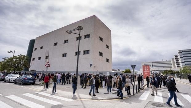 Las UCI registran la cifra de pacientes con coronavirus más baja desde octubre en Valencia