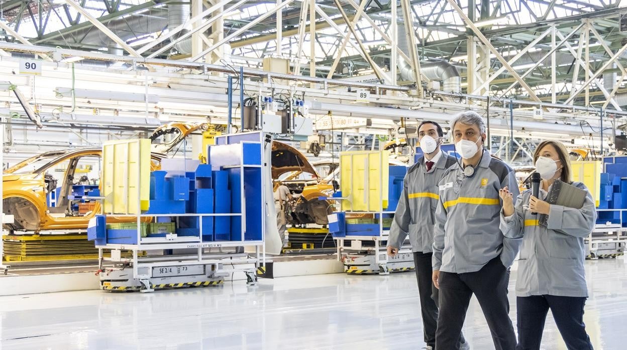 El director general de Renault Luca de Meo, junto al vicepresidente, José Vicente de los Mozos, en una visita a la factoria de Palencia