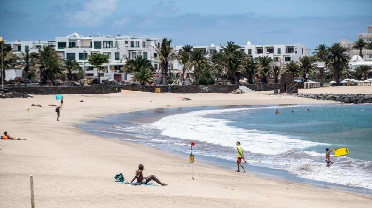 La playa de Las Cucharas, en Costa Teguise (Lanzarote)