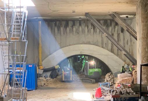 Las máquinas apuntalan la bóveda del túnel