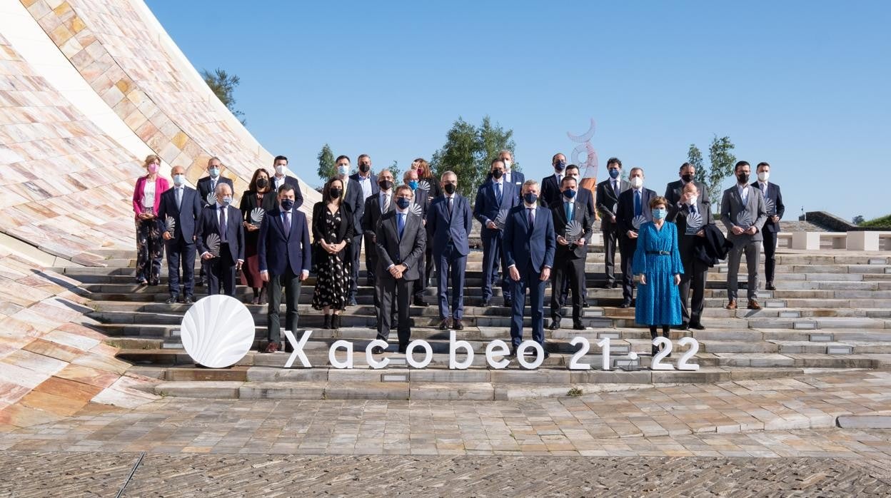 Foto de familia con motivo del acto con patrocinadores del Xacobeo