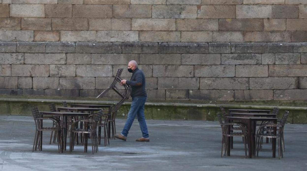 Un hostelero prepara su terraza en Santiago de Compostela