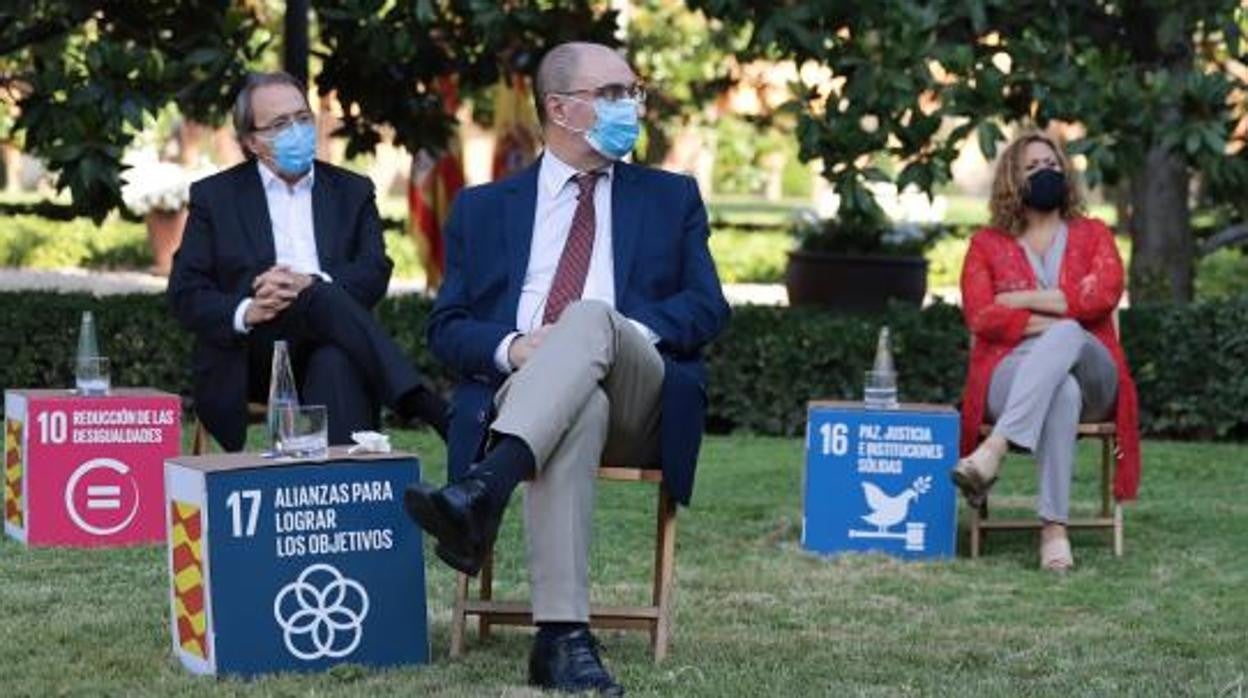 El presidente de Aragón, Javier Lambán, entre sus consejeros de Hacienda, Carlos Pérez, y de Presidencia, Mayte Pérez