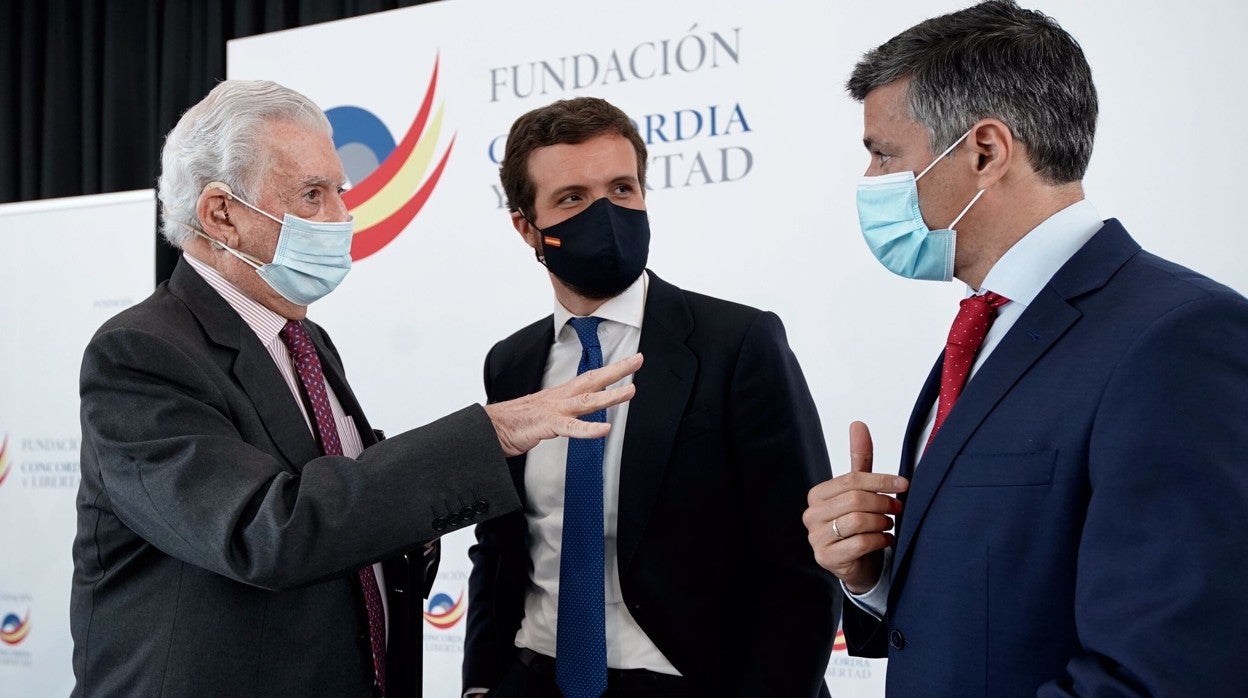 Mario Vargas Llosa, Pablo Casado y Leopoldo López, hoy en Madrid