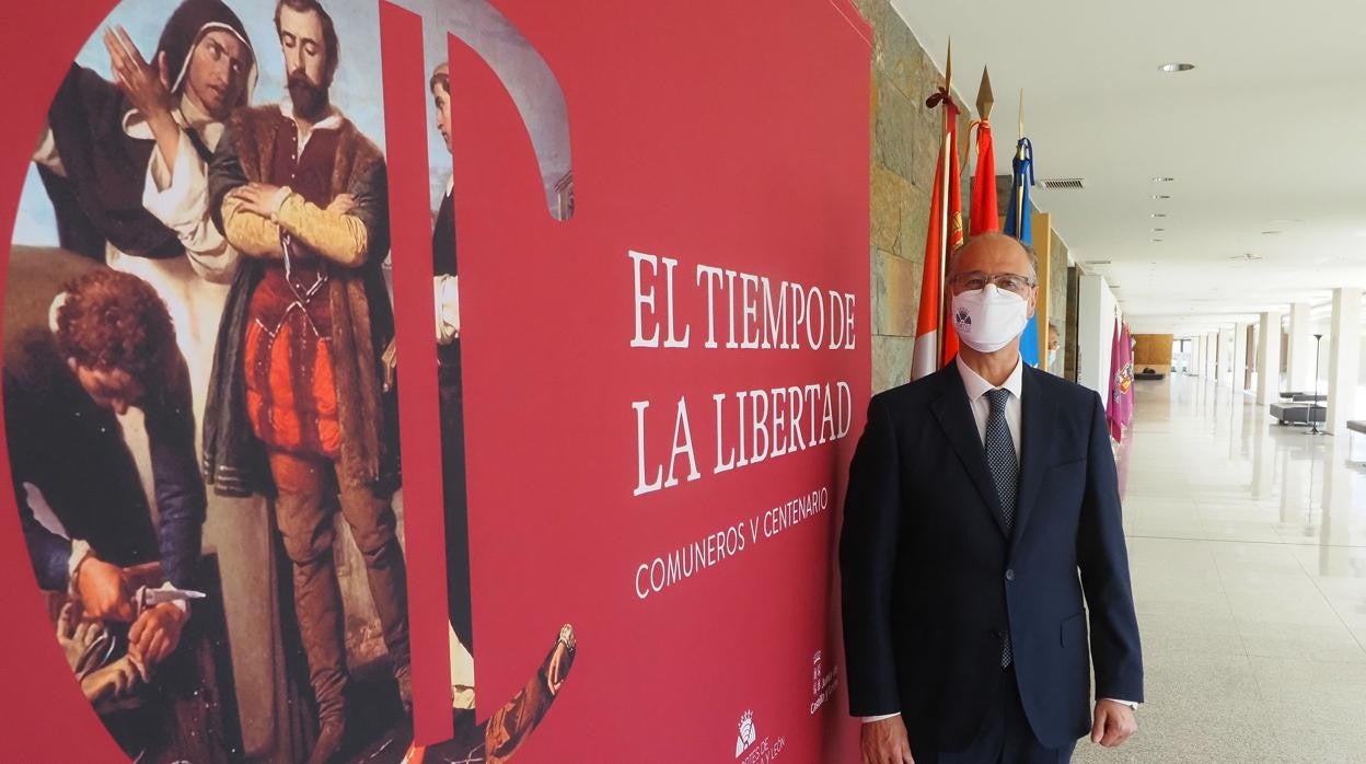 Luis Fuentes, junto al cartel de la conmemoración del V Centenario de la Batalla de Villalar