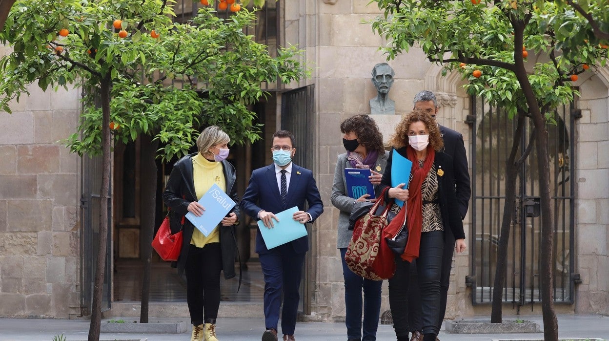 El vicepresidente de la Generalitat en funciones, Pere Aragonès (2i), junto a varios de sus consellers, a su llegada a la reunión semanal del Govern la semana pasada