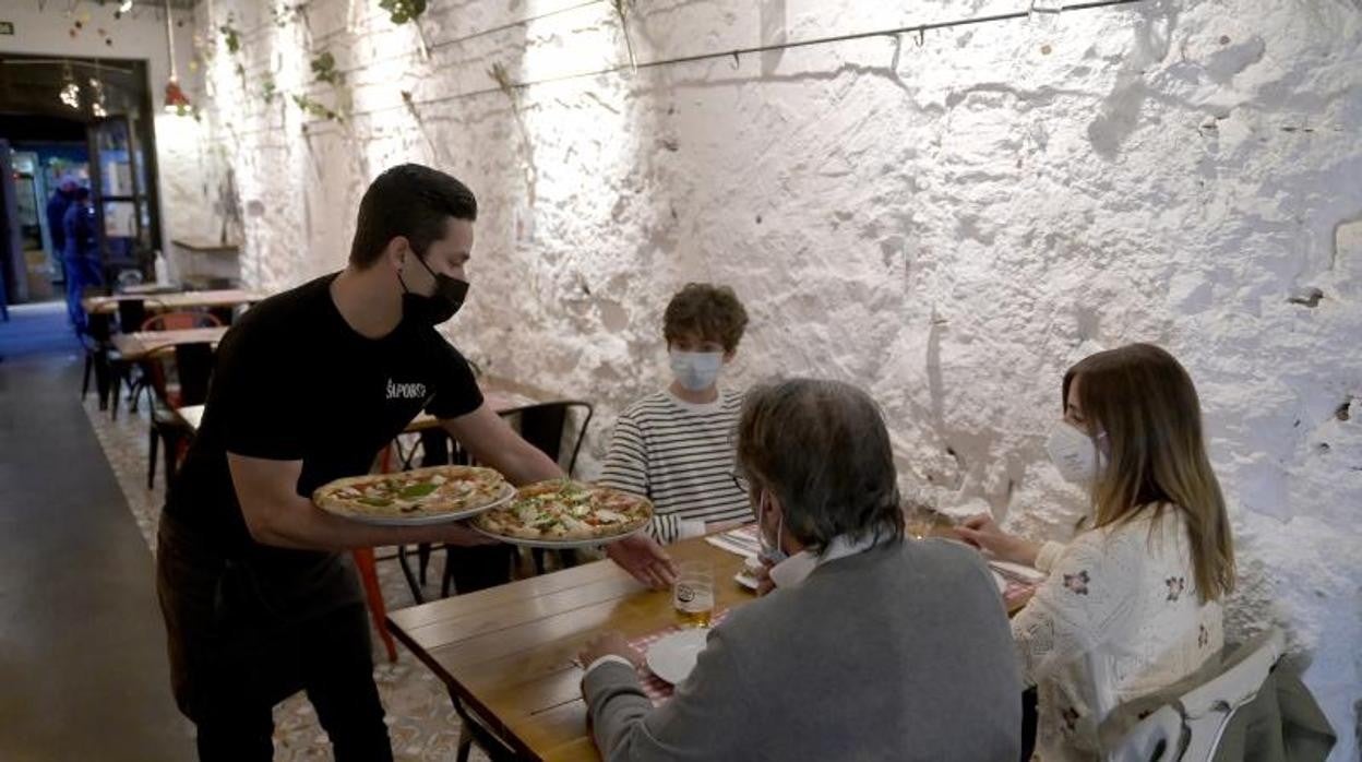 Tres personas cenando este viernes en La Coruña, cuando los restaurantes pudieron volver a servir cenas