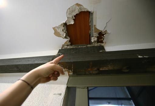 La viga de carga en la quinta planta de San Telesforo, 11, en la que picaron los obreros al inicio de los trabajos y provocaron el temblor de las paredes