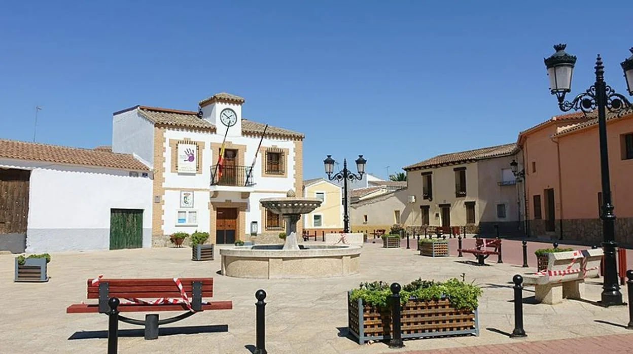 Plaza del Ayuntamiento de Azután, a tres kilómetros de donde ocurrió el accidente mortal