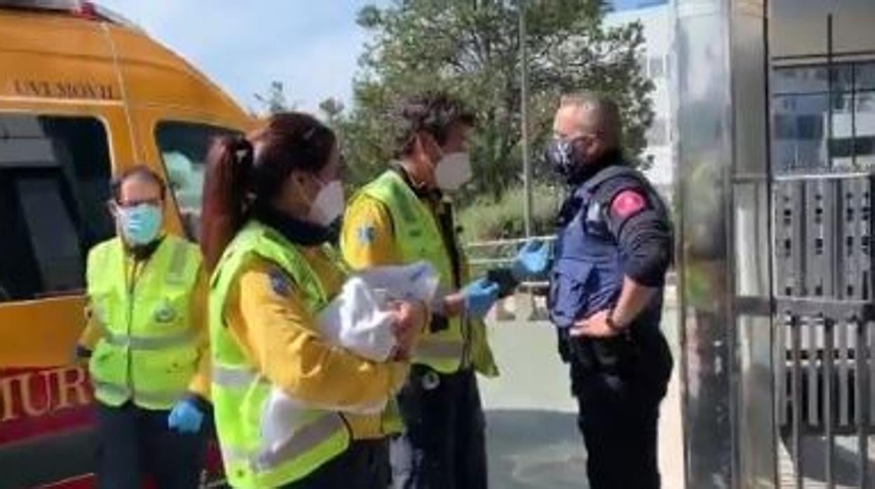 Una sanitaria del Samur-PC sostiene al bebé rescatado este domingo