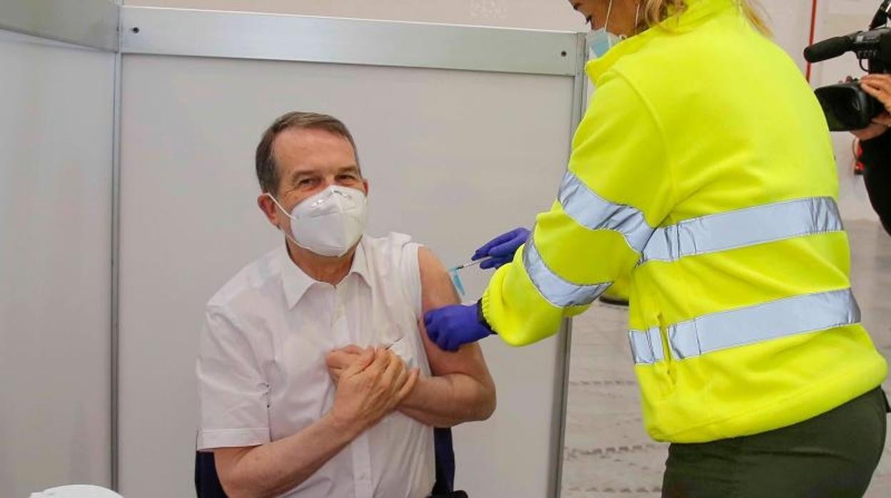 El alcalde de Vigo, Abel Caballero, poniéndose la vacuna esta mañana en Vigo