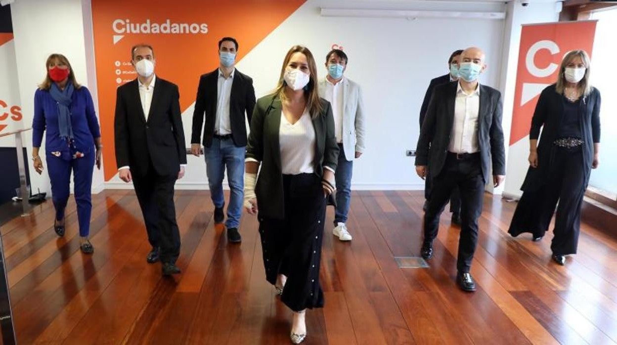 Beatriz Pino, en el centro, líder de Ciudadanos en Galicia