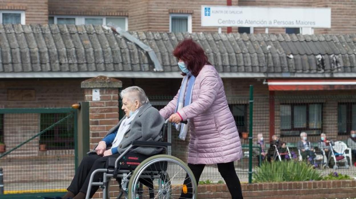 Dos mujeres pasean en el entorno de una residencia de mayores en Lugo, donde ya no quedan casos de coronavirus