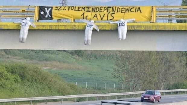 Cuelgan de un puente muñecos ahorcados contra la CUP, Junts y ERC: «Queremos la independencia»