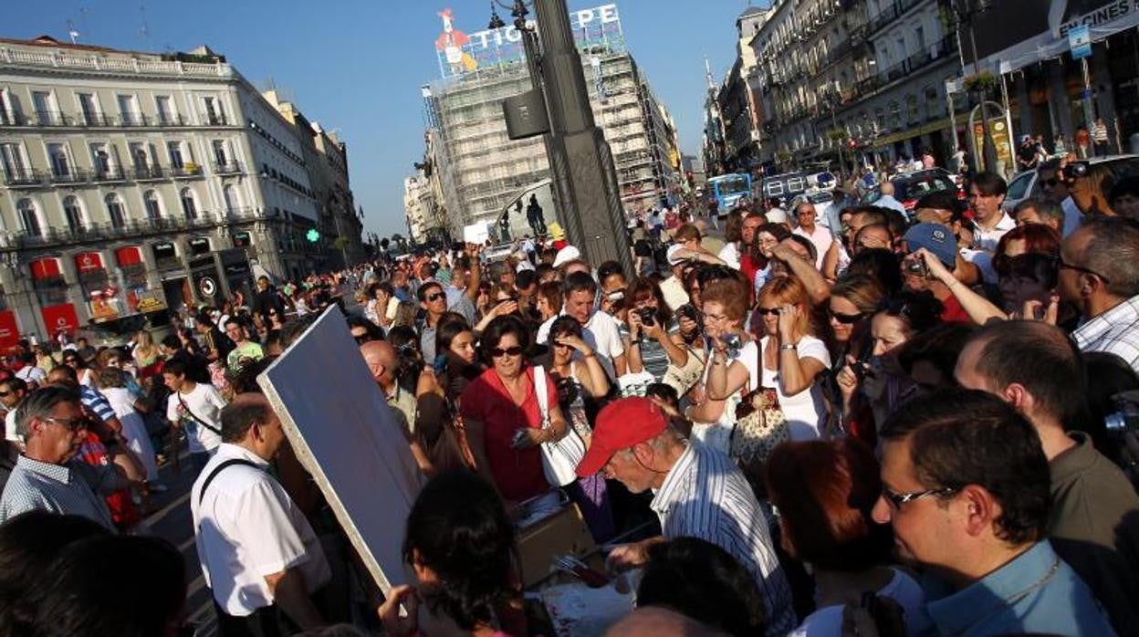 Antonio López, pintando su cuadro en la Puerta del Sol en el verano del año 2010