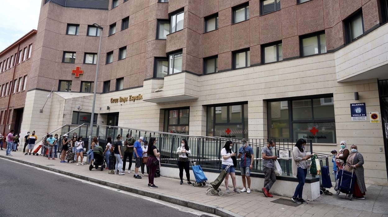 Personas esperando a recibir ayuda en Cruz Roja