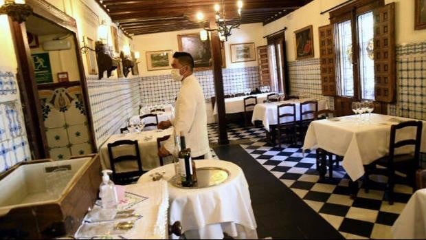 Page anuncia que se abrirá el interior de locales de hostelería, pero con limitaciones, pese al nivel 3