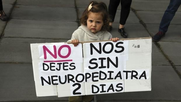 Protestas frente al HUBU por el recorte del neuropediatra de Burgos