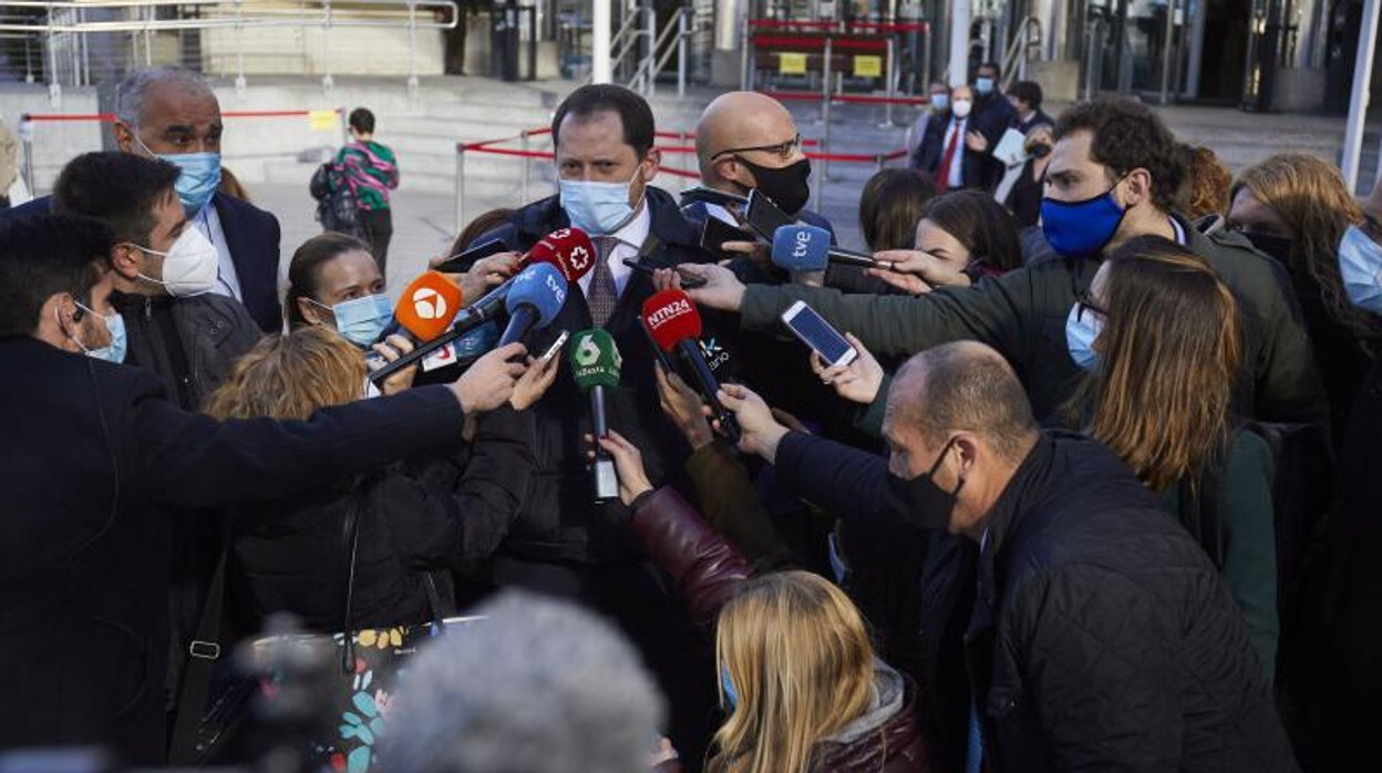 El abogado de Podemos atiende a los medios a la puerta del juzgado