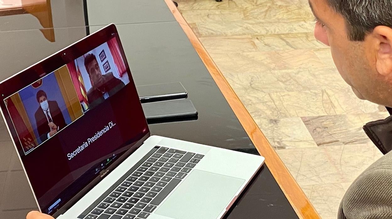 Carlos Mazón en comunicación por videoconferencia con el presidente murciano, Fernando López Miras