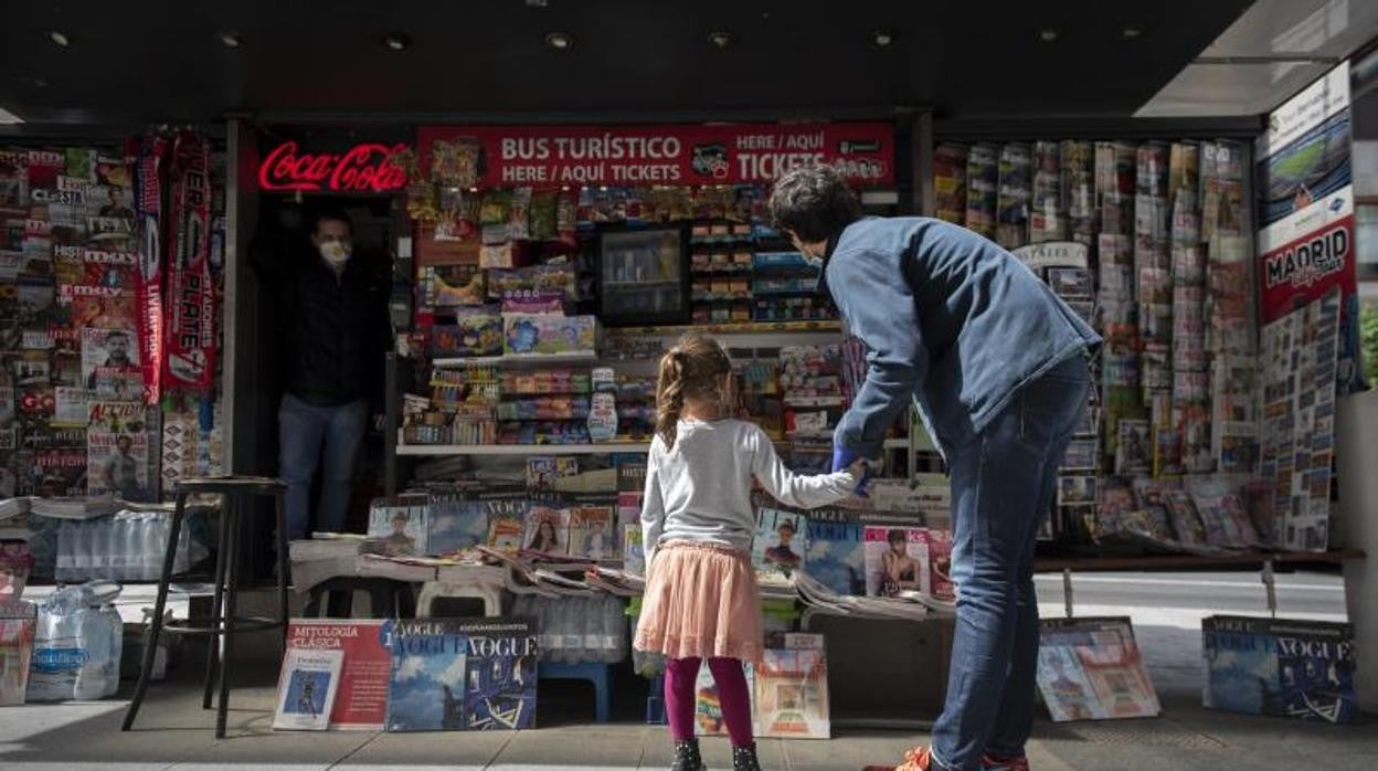 Niños con sus padres pasean por las calles