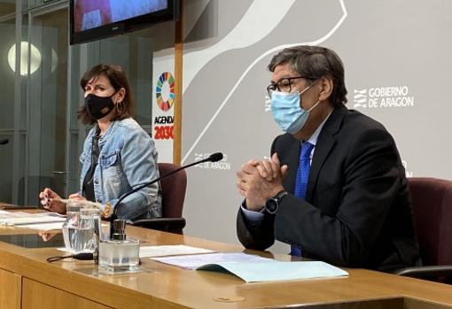 El vicepresidente aragonés, Arturo Aliaga, y la directora general de Turismo, Elena Allué, este miércoles, durante la presentación de las nuevas rutas turísticas