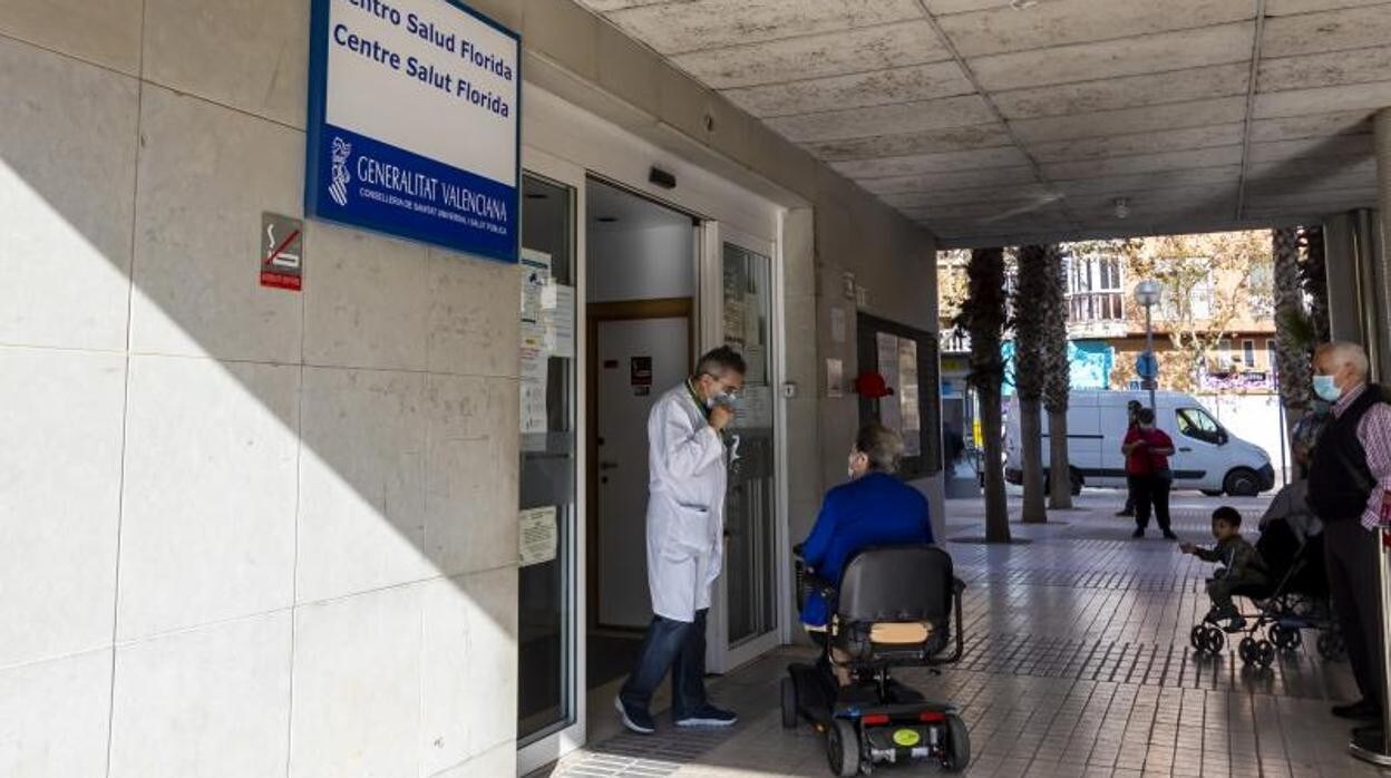 Pacientes y personal sanitario en un centro de salud de Alicante, durante la pandemia