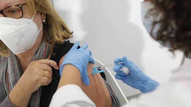 La Generalitat Valenciana advierte de que los vacunados deben cumplir las medidas de protección del coronavirus