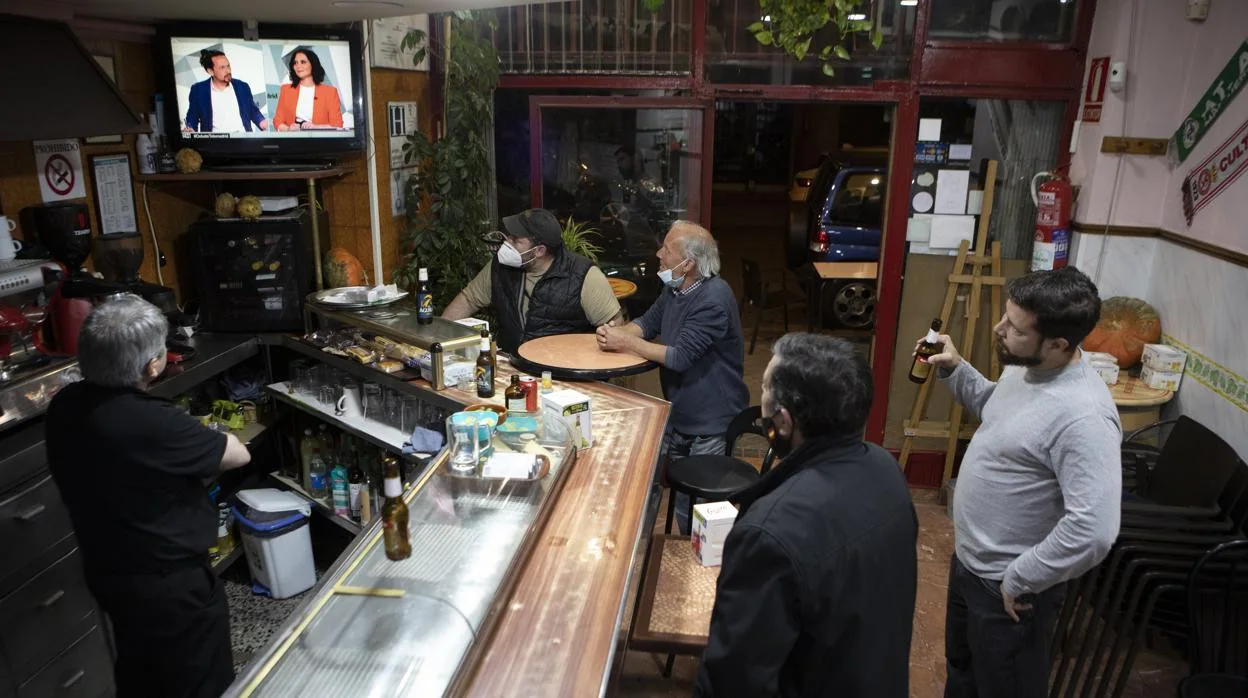Clientes en el bar Finisterre durante el debate