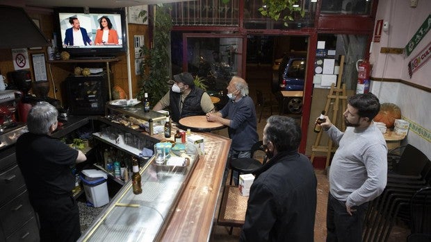 El debate paralelo del Finisterre: el bar da su veredicto en el momento principal de la campaña