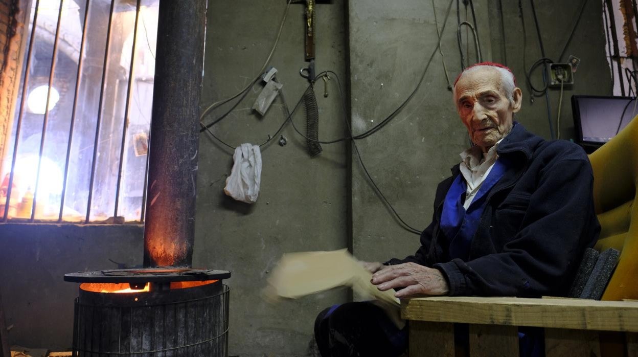 Justo Gallego posa en 2018 para ABC, en el interior de su catedral