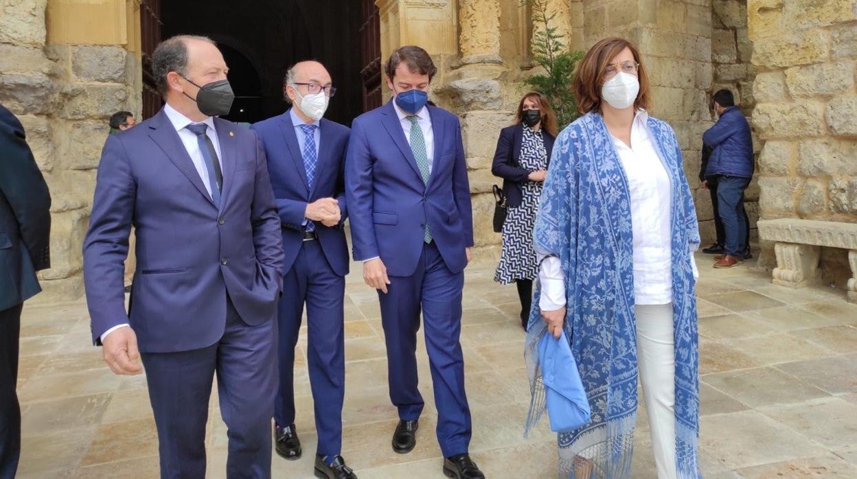 El presidente de a Junta, Alfonso Fernández Mañueco, junto al consejero de Cultura, Javier Ortega, y la presidenta de la Diputación de Palencia, Ángeles Armisén, a la salida de la entrega de los Premios Castilla y León en Frómista