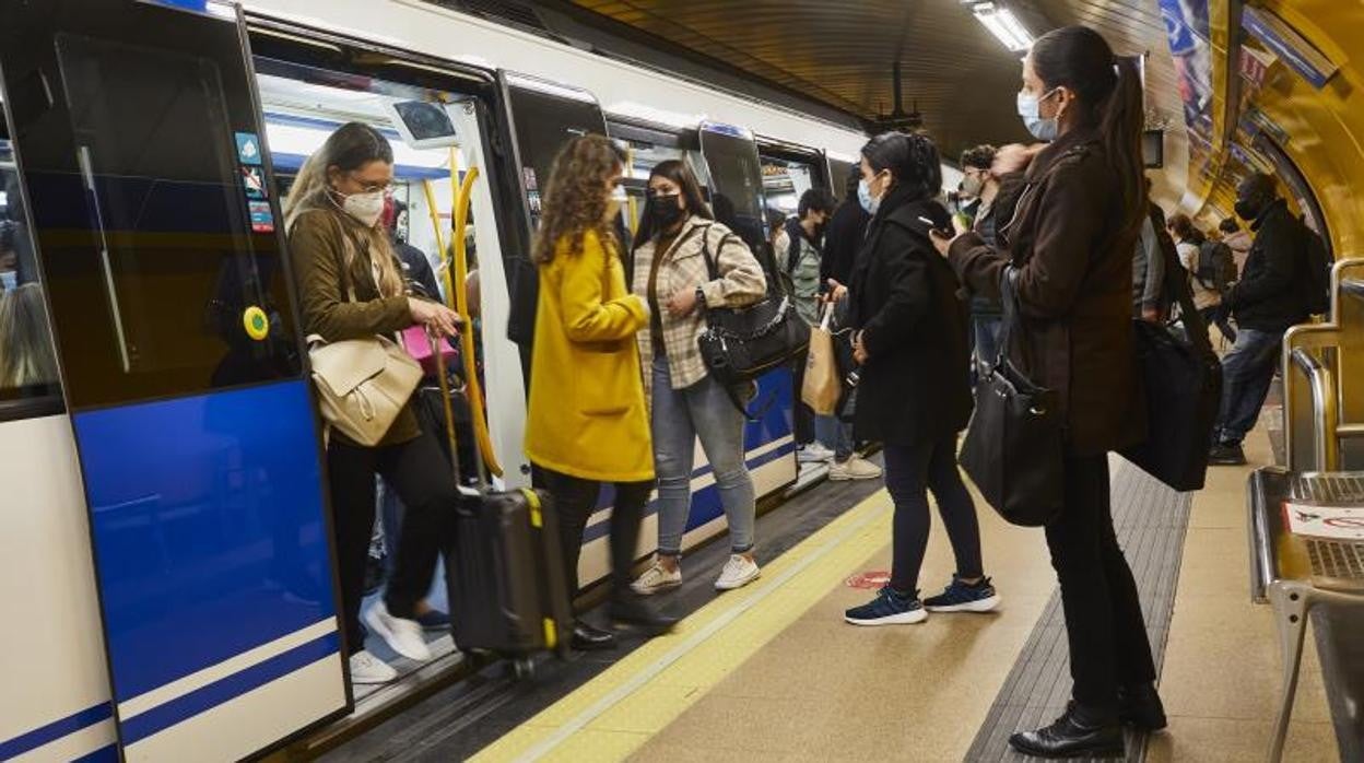 Usuarios del Metro de Madrid, durante la pandemia
