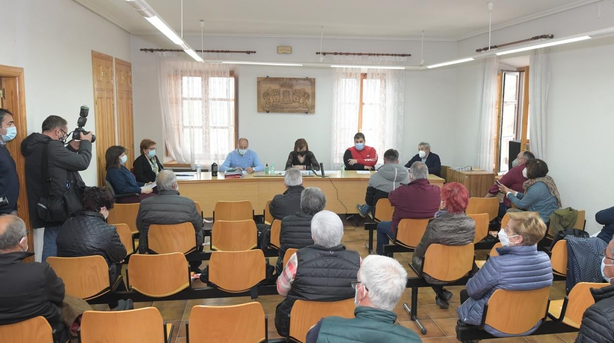 Pleno extraordinario celebrado en Tórtoles de Esgueva (Burgos) en el que ha prosperado la moción de censura presentada por Cs y PSOE