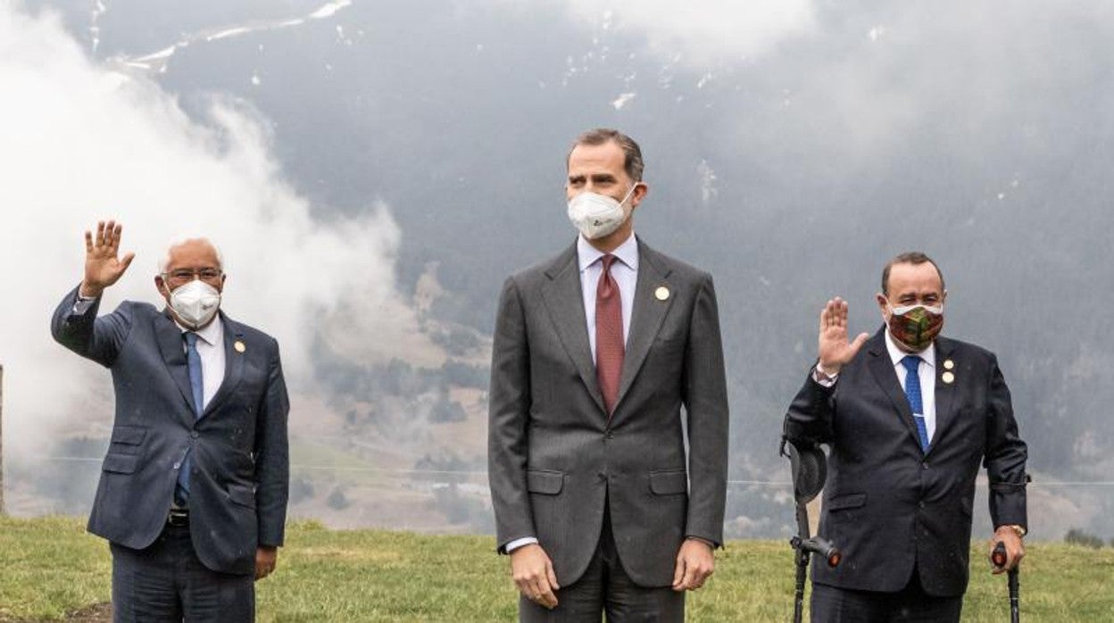 El Rey junto al primer ministro portugués y el presidente de Guatemala en la Cumbre Iberoamericana