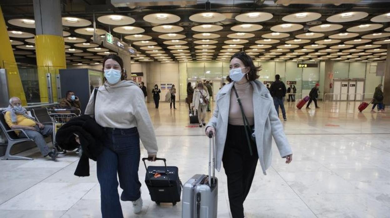 Dos viajeras en el aeropuerto de Barajas