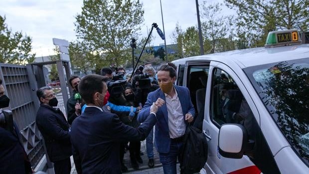 Iglesias va en taxi al debate y vuelve a Galapagar con chófer