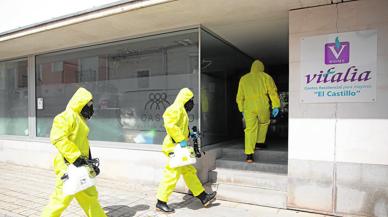 Miembros de la UME realizan labores de desinfección de la residencia Vitalia de Cabezón de Pisuerga, Valladolid