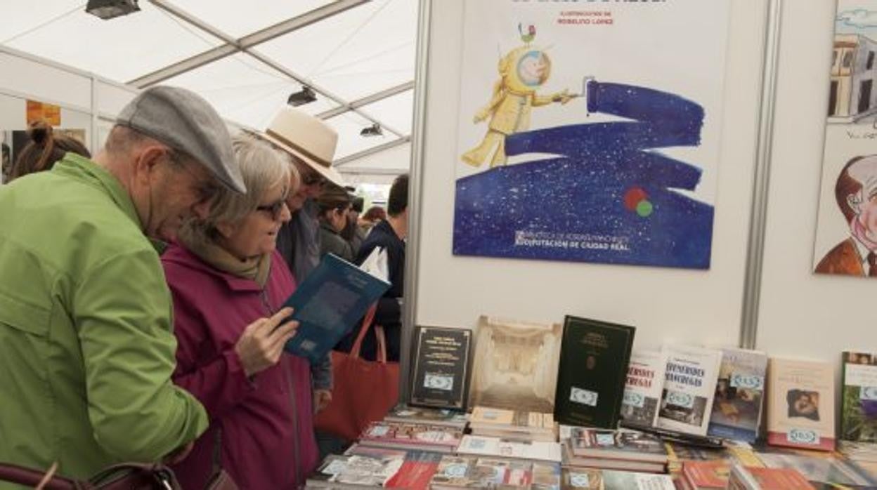 En la imagen de archivo, los visitantes a la Feria del Libro de Ciudad Real