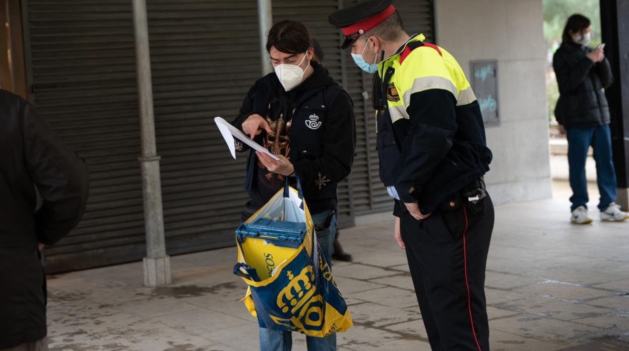 Un trabajador de Correos entrega los votos no presenciales