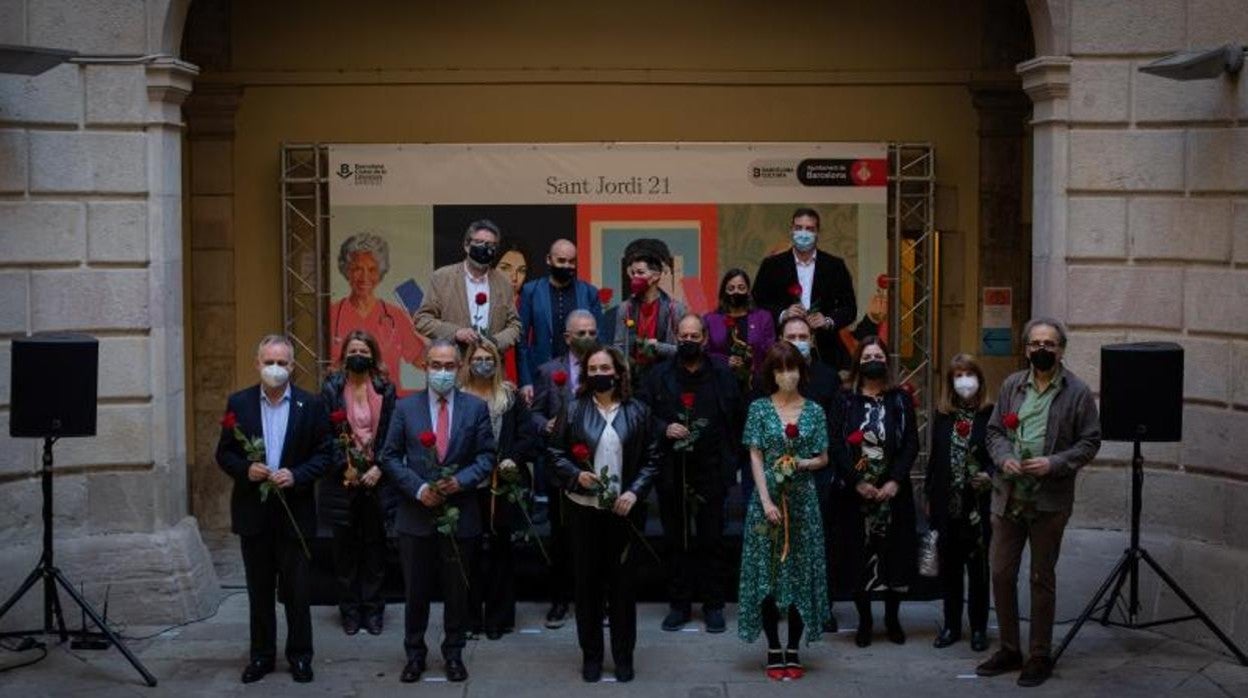 La alcaldesa de Barcelona, Ada Colau, posa en una fotografía durante un acto que da inicio al día de Sant Jordi