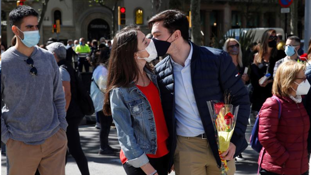 Sant Jordi vuelve a la calle con una Diada (casi) como las de antes y más de un millón de libros vendidos