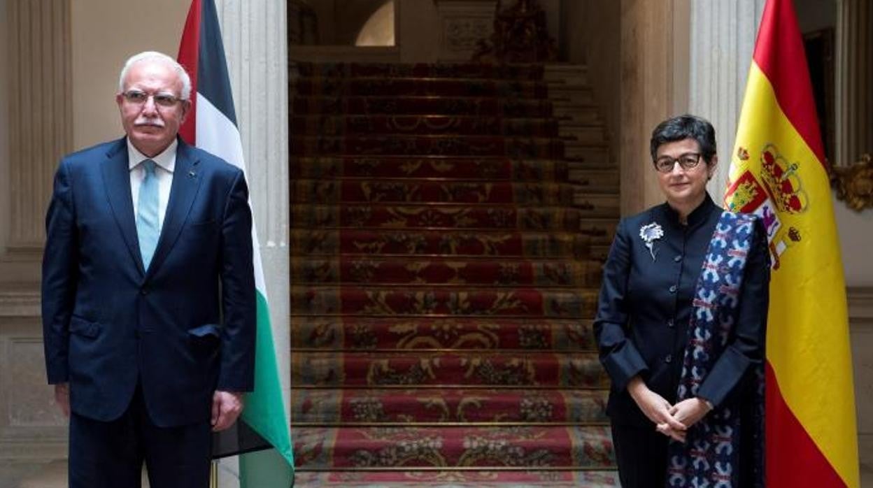 El ministro de Asuntos Exteriores y Expatriados de Palestina, Riyad Almalki, y la ministra de Asuntos Exteriores en España, Arancha González Laya