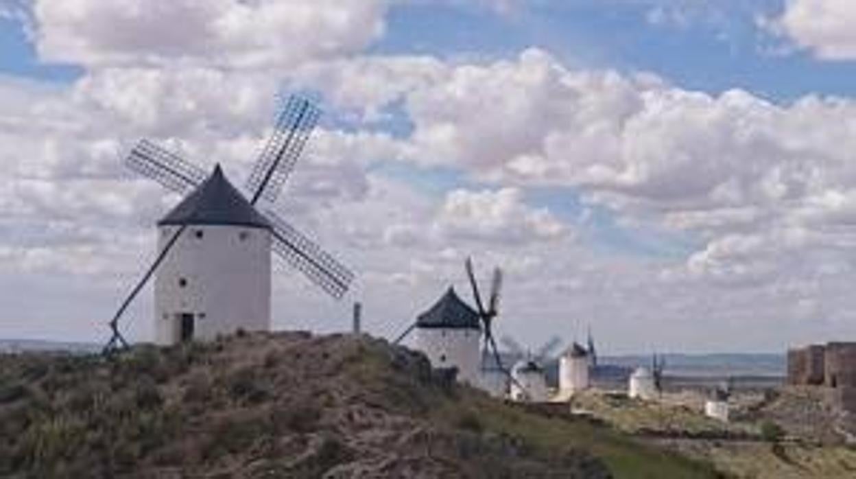 El cerro Calderico de Consuegra, con los molinos y el castillo al fondo