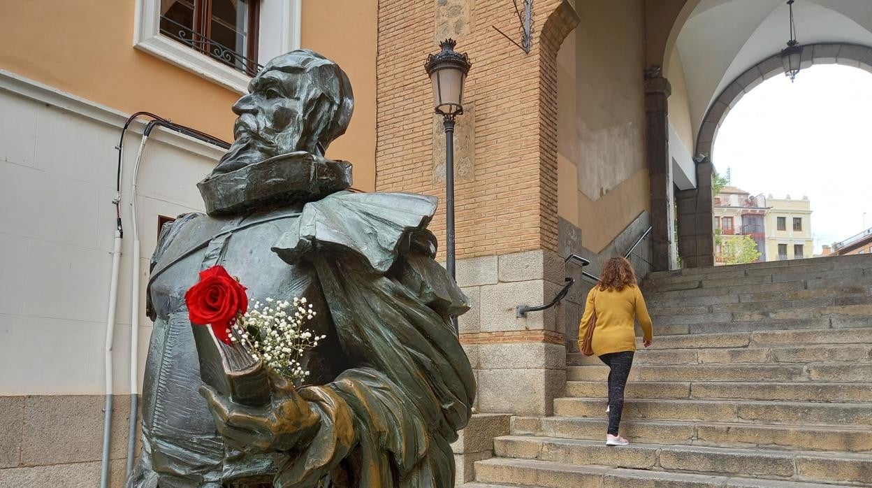 Miguel de Cervantes lucía este viernes una flor roja como homenaje por el Día del Libro