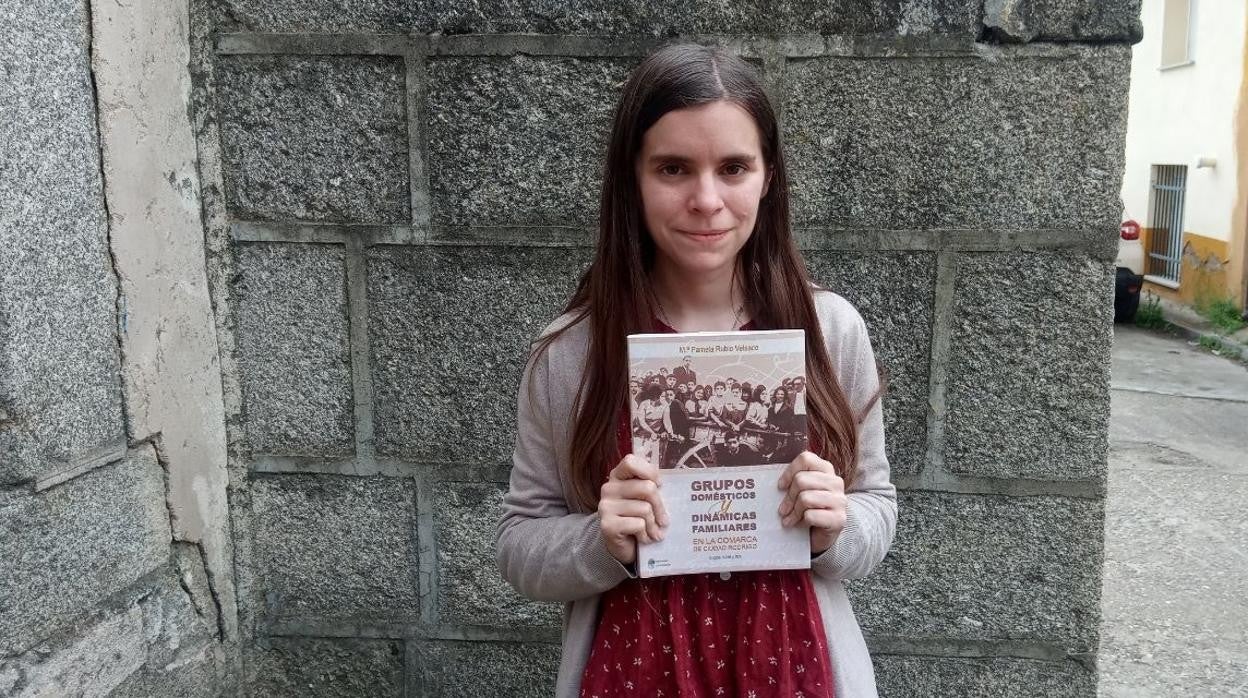 Pamela Rubio Velasco junto a su libro