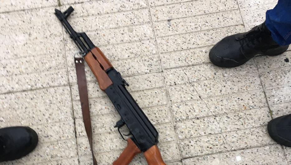 Ingresan en un psiquiátrico a un hombre que salió armado a la calle con un kalashnikov y una pistola