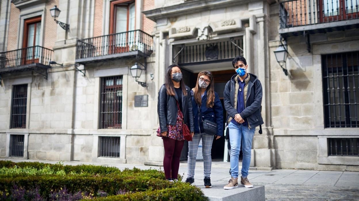 Violeta Tomé, Nuria Villegas y Geanfranco Barbín, en la plaza de la Villa