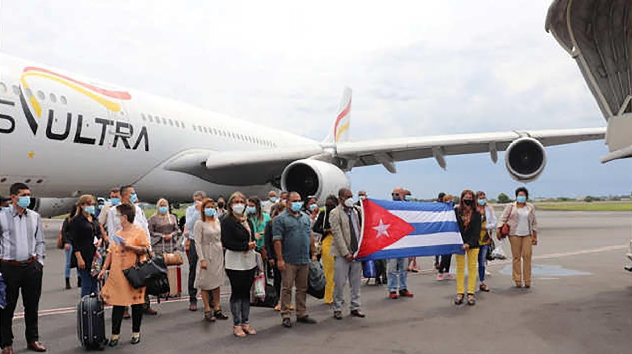 Los sanitarios enviados por el régimen cubano posan a su llegada a Libreville (Gabón) junto al avión de Plus Ultra/ Vídeo: Montero sobre Plus Ultra: «No dar ayuda a una empresa que cumple requisitos es prevaricación»