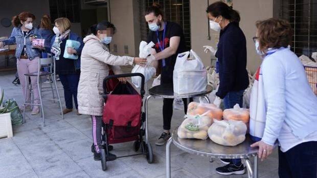 Entidades de la Iglesia refuerzan en Valencia el reparto de alimentos en las colas del hambre por la pandemia